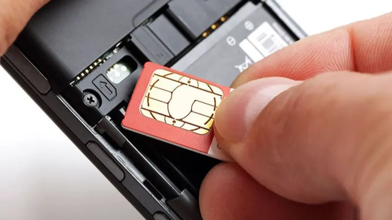 Kiểm tra và lắp lại SIM đúng vị trí để khắc phục lỗi điện thoại không nhận mạng